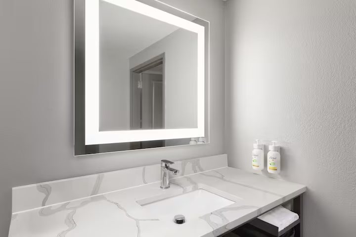 La Quinta Inn Suites By Wyndham Knoxville Papermill — Bathroom