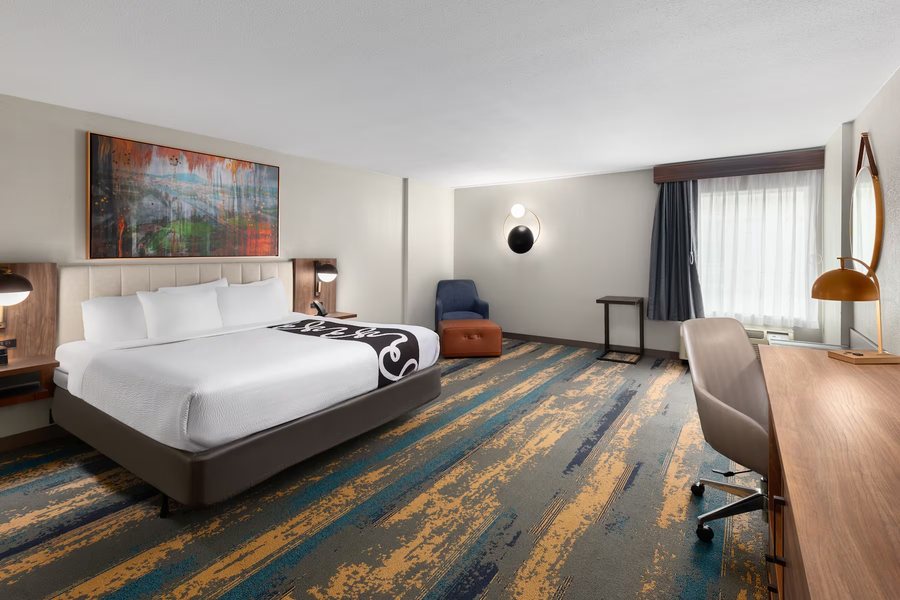 La Quinta Inn Suites By Wyndham Knoxville Papermill — Guest room