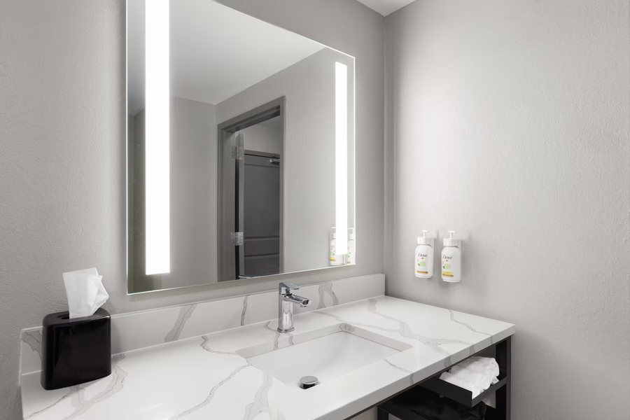 La Quinta Inn Suites by Wyndham Knoxville West — Bathroom