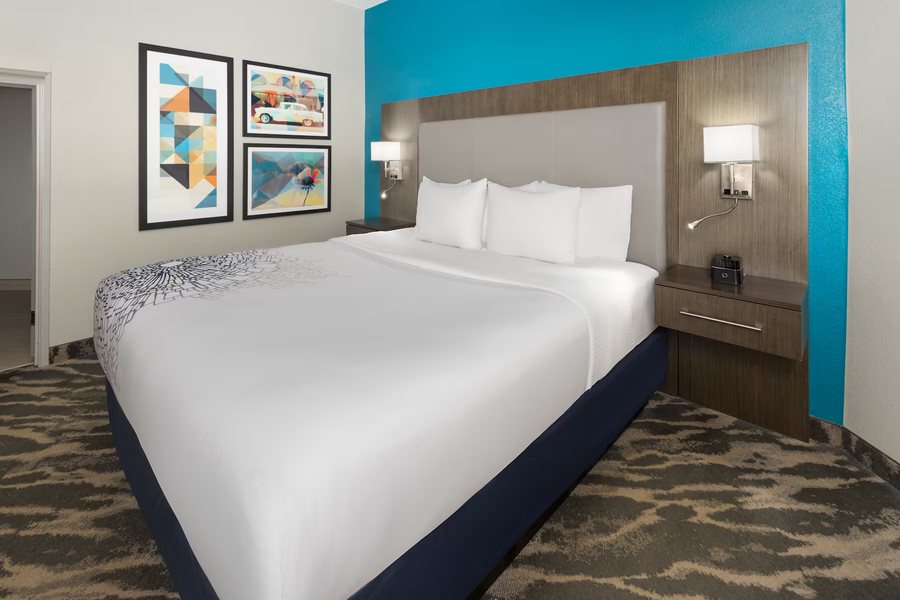 La Quinta Inn Suites by Wyndham Kokomo — Guest room