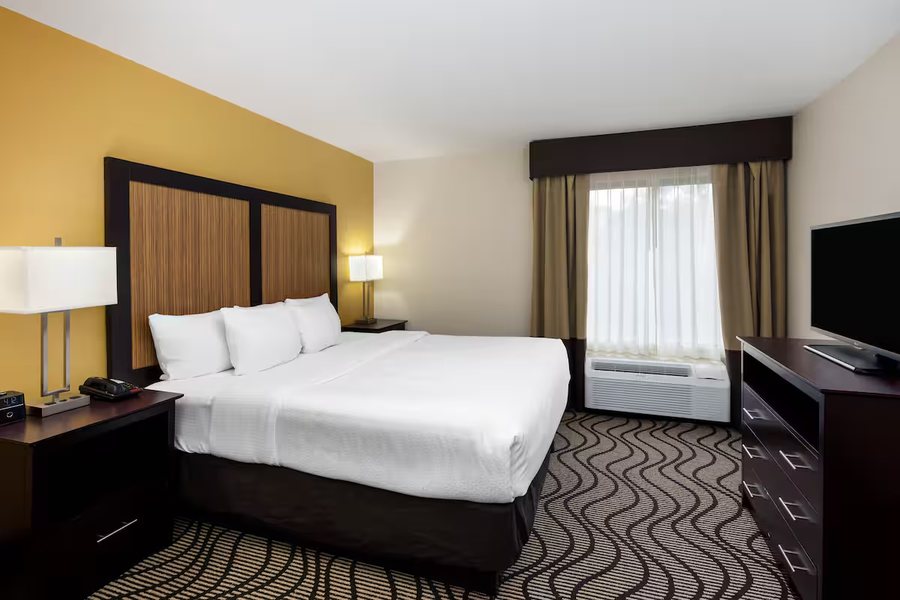 La Quinta Inn Suites by Wyndham LaGrange I 85 — Guest room