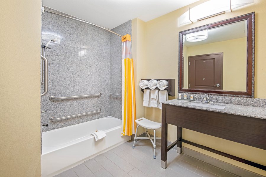 La Quinta Inn Suites by Wyndham Lake City — Bathroom
