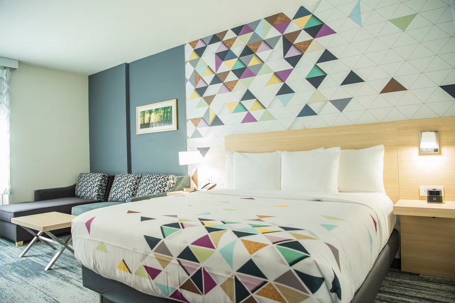 La Quinta Inn Suites by Wyndham Lake City — Guest room