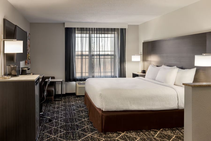 La Quinta Inn Suites by Wyndham Lake George — Guest room
