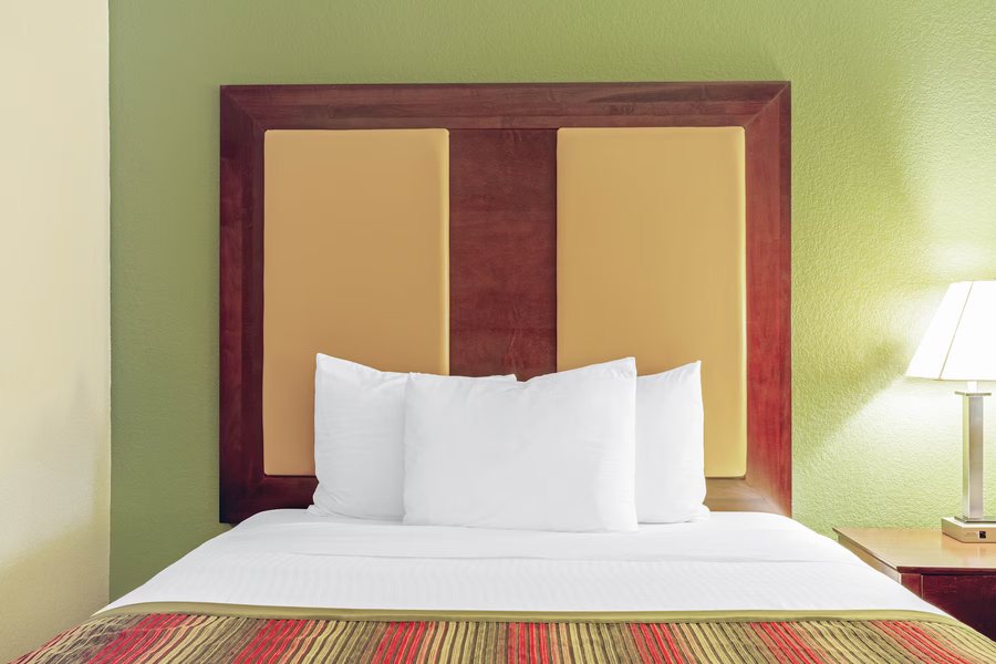 La Quinta Inn Suites by Wyndham Lancaster — Guest room