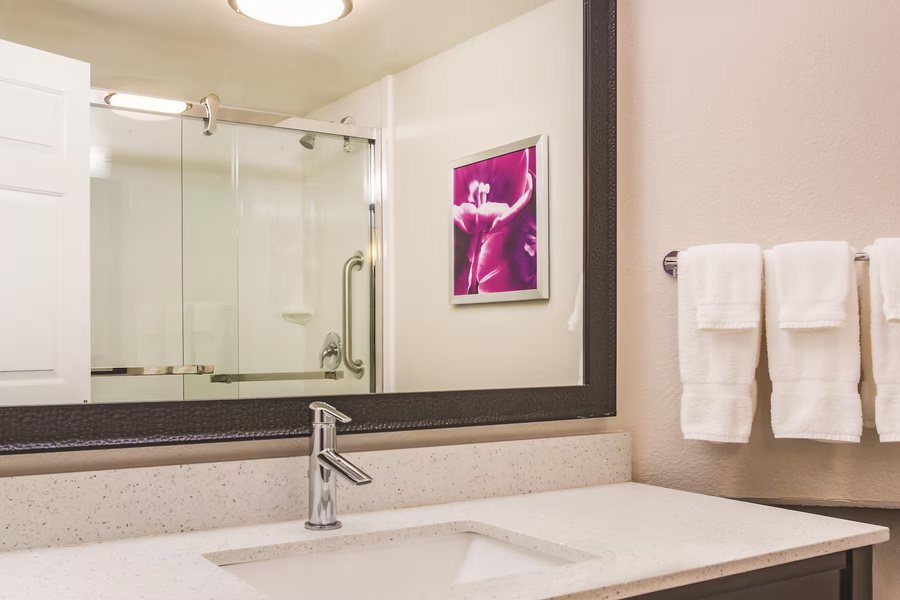 La Quinta Inn Suites by Wyndham Las Vegas Airport South — Bathroom