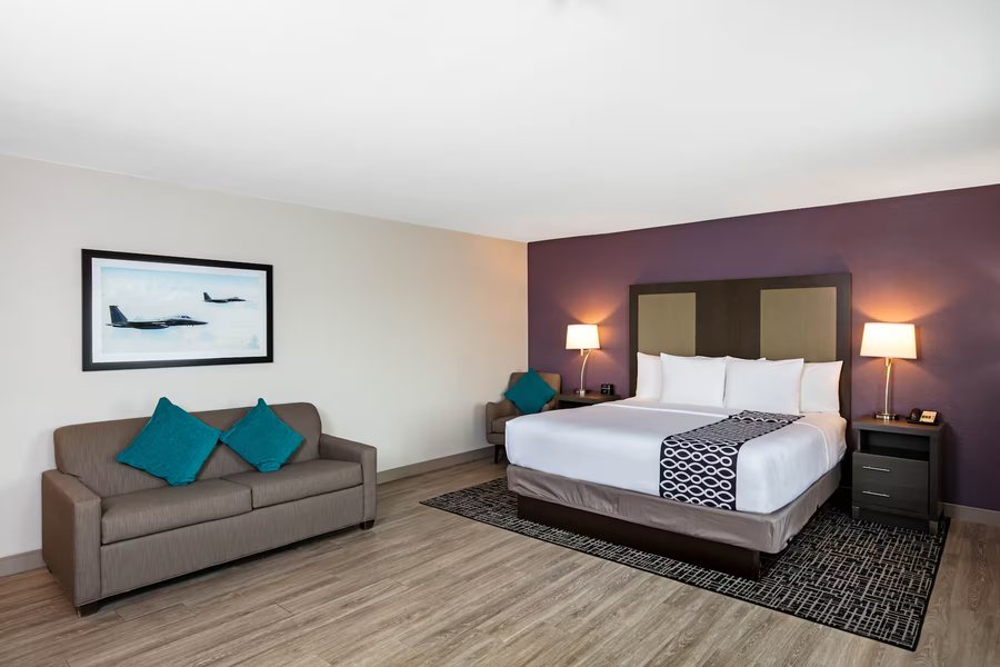 La Quinta Inn Suites by Wyndham Las Vegas Nellis — Guest room