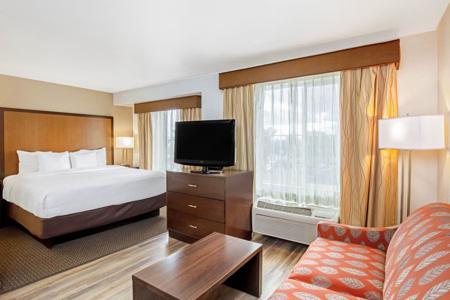 La Quinta Inn Suites by Wyndham Las Vegas Red Rock — Guest room