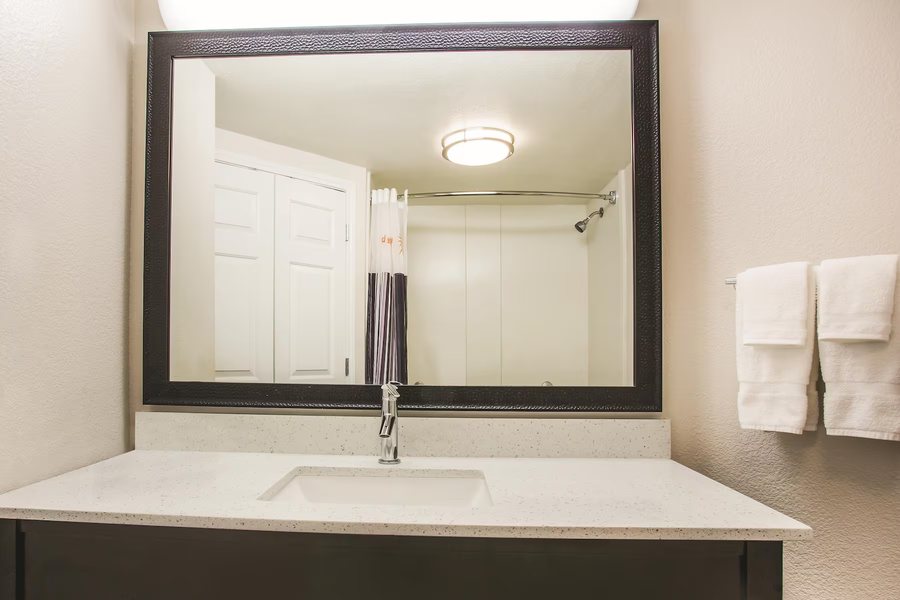 La Quinta Inn Suites by Wyndham Las Vegas Summerlin Tech — Bathroom