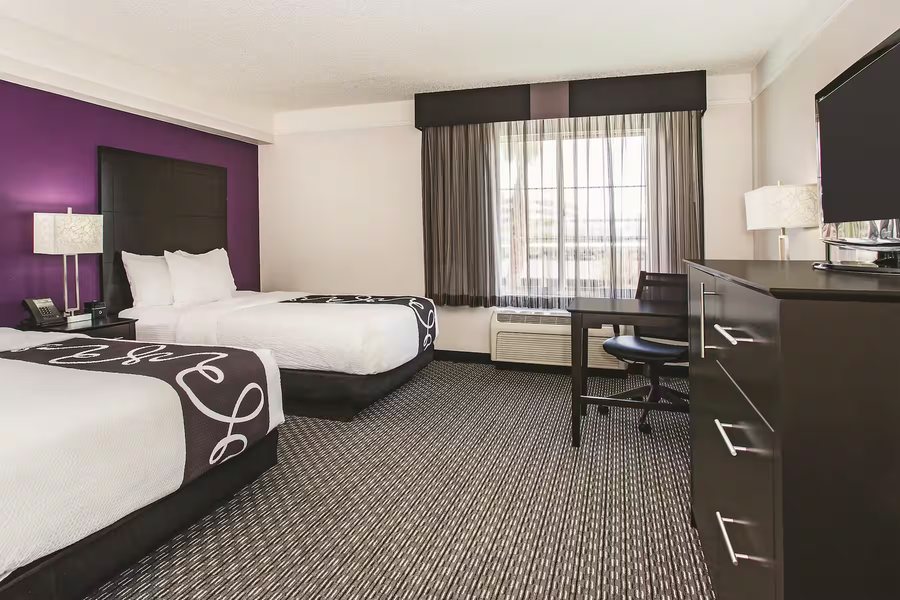 La Quinta Inn Suites by Wyndham Las Vegas Summerlin Tech — Guest room