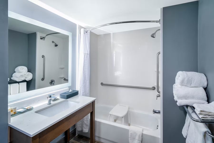 La Quinta Inn Suites by Wyndham Latham Albany Airport — Bathroom
