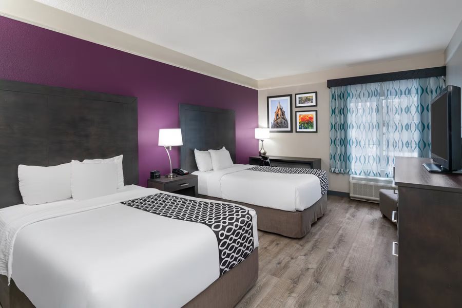 La Quinta Inn Suites by Wyndham Latham Albany Airport — Guest room