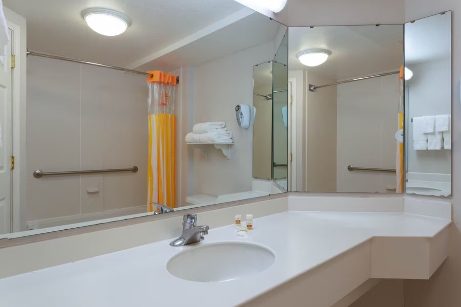 La Quinta Inn Suites by Wyndham Leesville Ft Polk — Bathroom