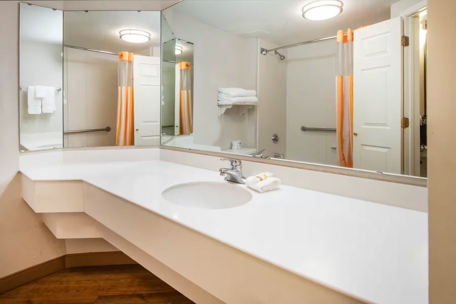 La Quinta Inn Suites by Wyndham Limon Limon Colorado — Bathroom