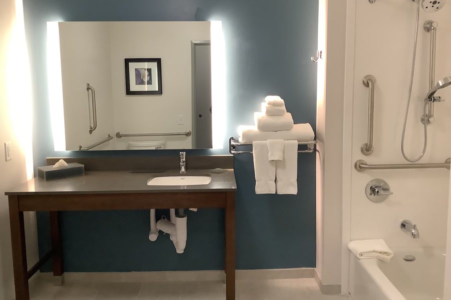 La Quinta Inn Suites By Wyndham Littleton Red Rocks — Bathroom