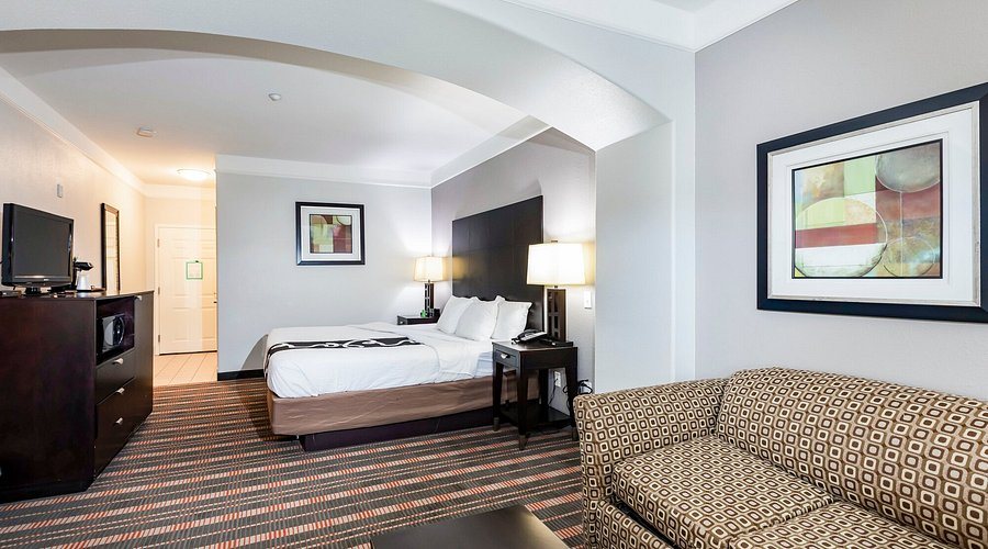 La Quinta Inn Suites by Wyndham Livingston — Guest room