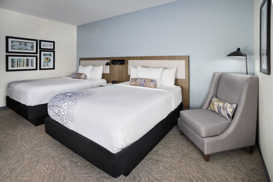 La Quinta Inn Suites by Wyndham Locust Grove — Guest room