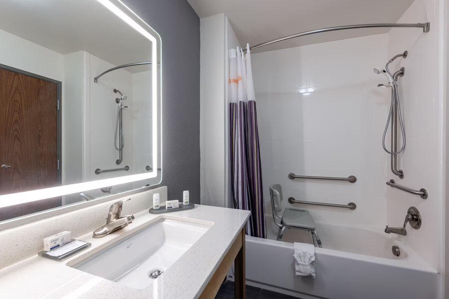 La Quinta Inn Suites by Wyndham Logan — Bathroom