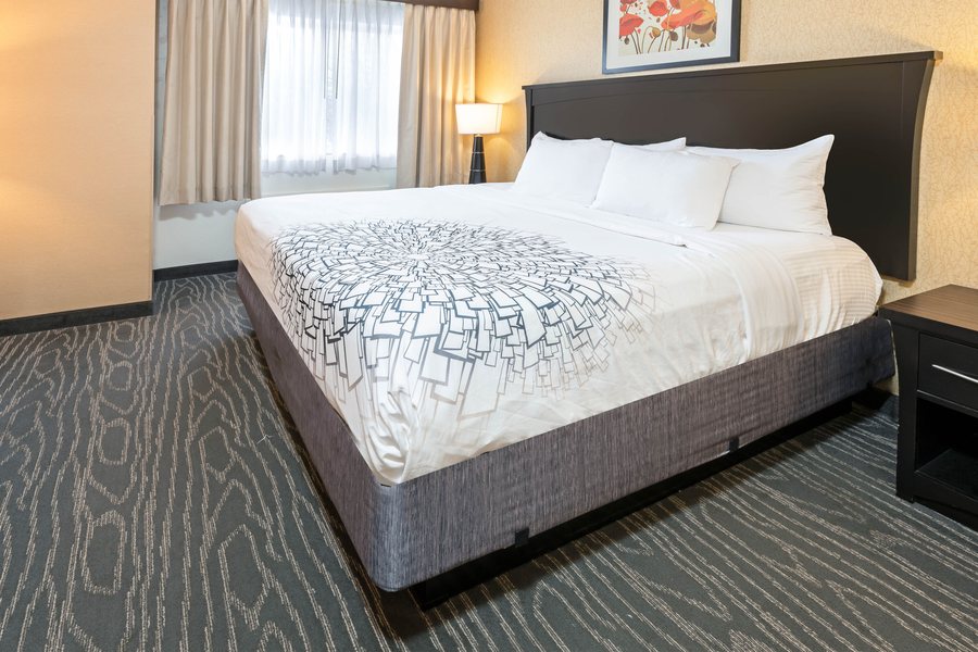 La Quinta Inn Suites by Wyndham Logan — Guest room