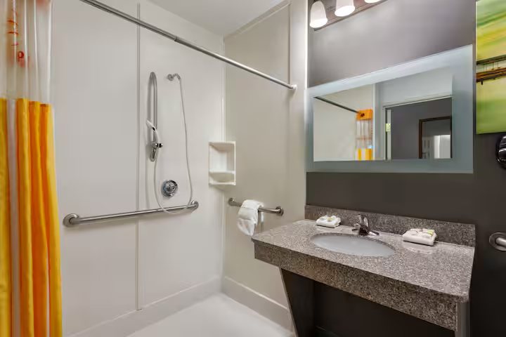 La Quinta Inn Suites by Wyndham Longview North — Bathroom