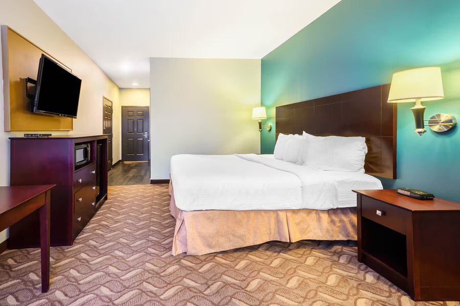La Quinta Inn Suites by Wyndham Longview North — Guest room