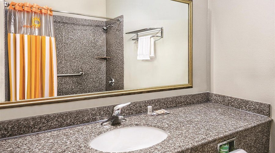 La Quinta Inn Suites by Wyndham Los Banos — Bathroom
