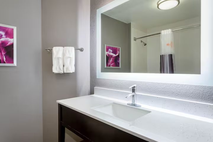La Quinta Inn Suites By Wyndham — Bathroom
