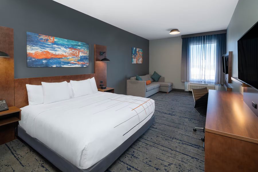 La Quinta Inn Suites By Wyndham — Guest room