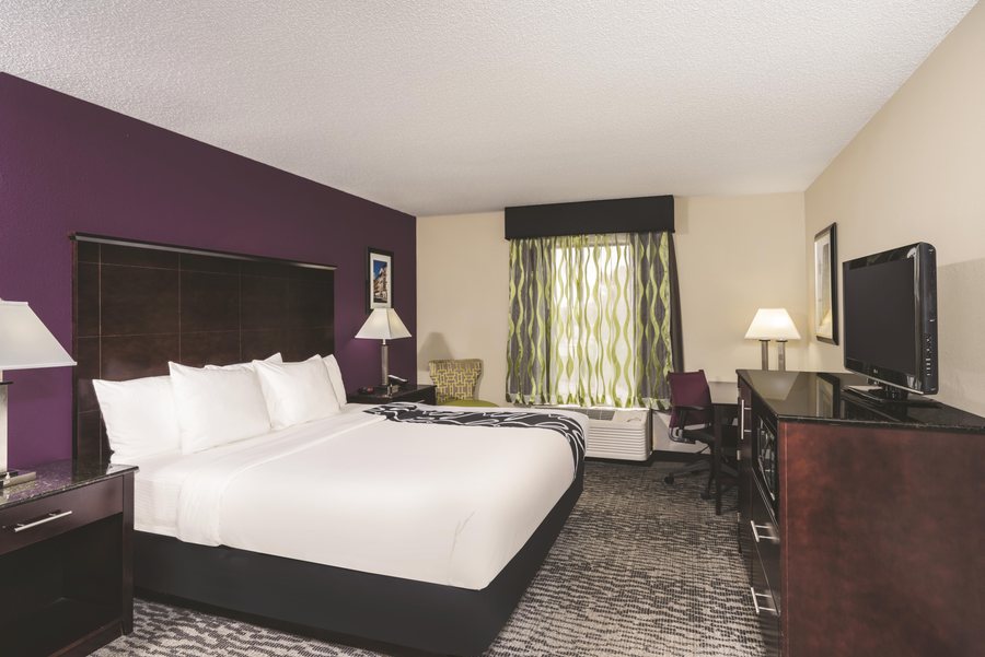 La Quinta Inn Suites by Wyndham Louisville — Guest room