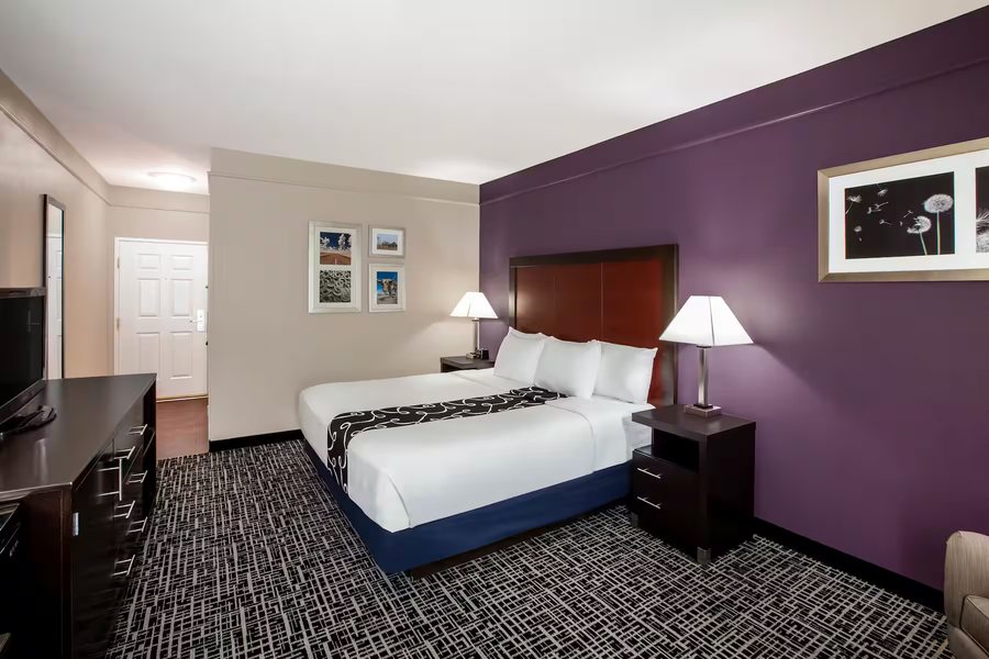 La Quinta Inn Suites by Wyndham Lubbock North — Guest room