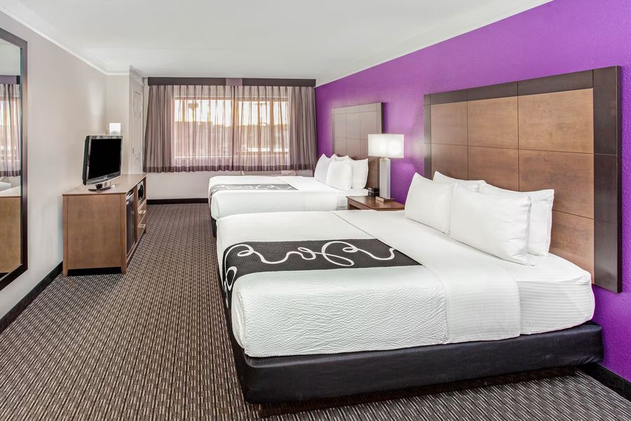 La Quinta Inn Suites by Wyndham Lubbock West Medical Centr — Guest room