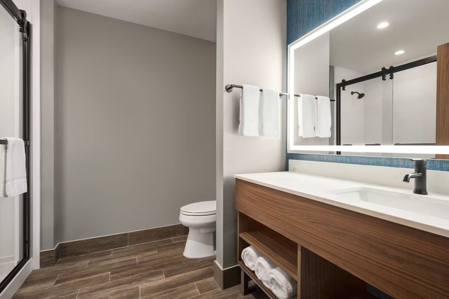 La Quinta Inn Suites by Wyndham Luling — Bathroom
