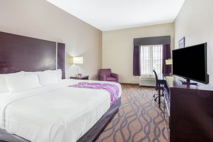 La Quinta Inn Suites by Wyndham Luling — Guest room