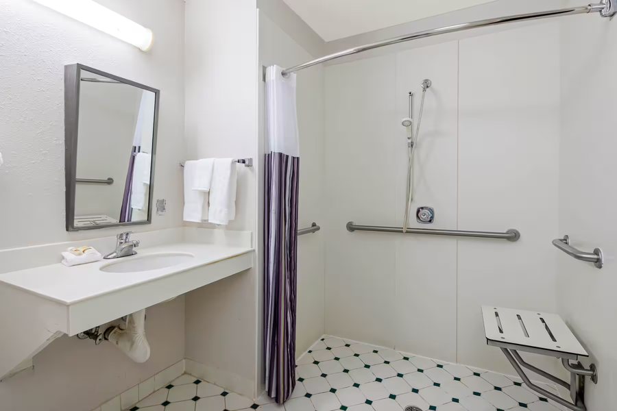 La Quinta Inn Suites by Wyndham Macon — Bathroom