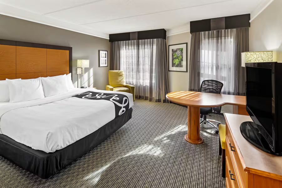 La Quinta Inn Suites by Wyndham Macon — Guest room