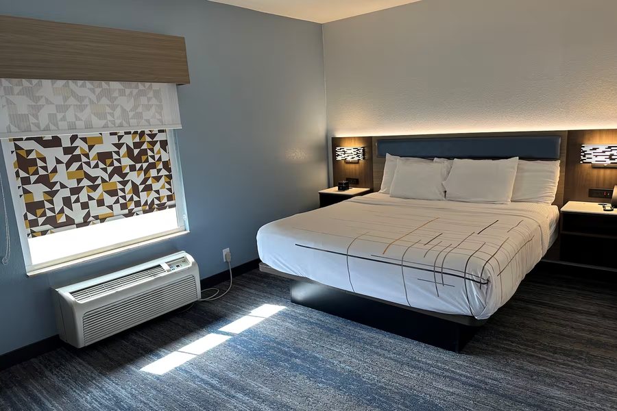 La Quinta Inn Suites by Wyndham Macon West — Guest room