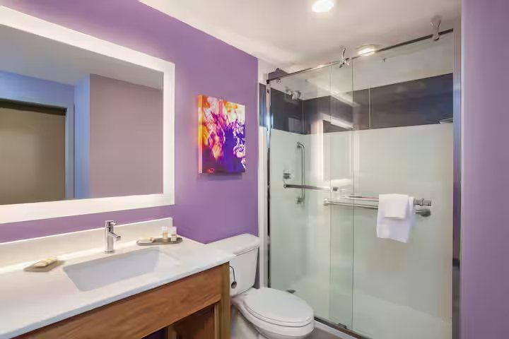 La Quinta Inn Suites by Wyndham Madera — Bathroom