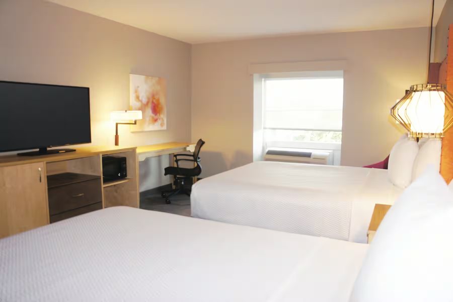 La Quinta Inn Suites by Wyndham Madera — Guest room