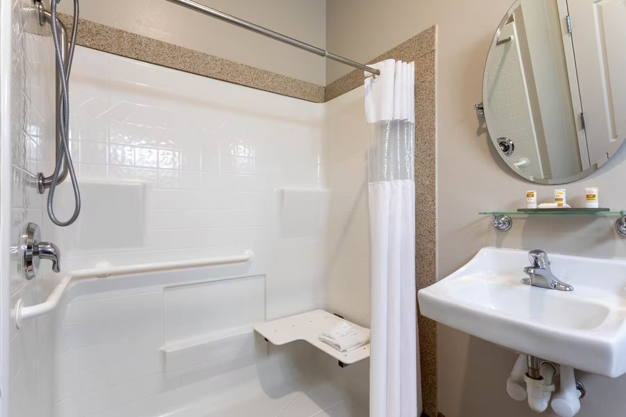 La Quinta Inn Suites by Wyndham Madison American Center — Bathroom