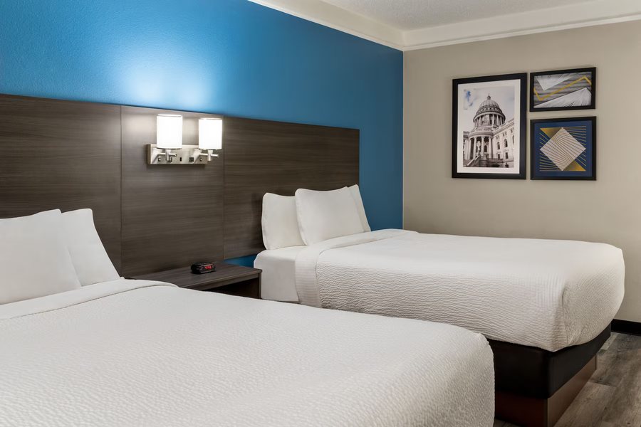 La Quinta Inn Suites by Wyndham Madison American Center — Guest room