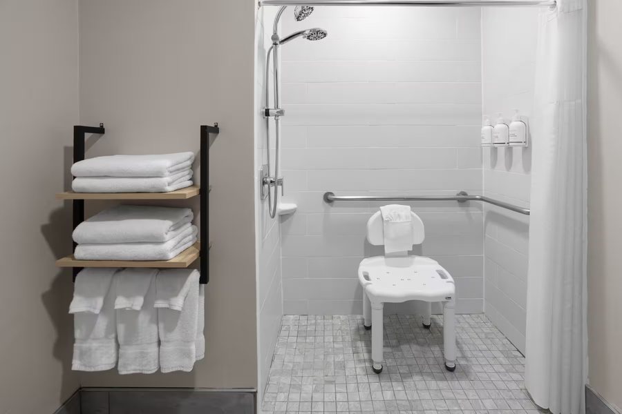 La Quinta Inn Suites by Wyndham Mansfield OH — Bathroom