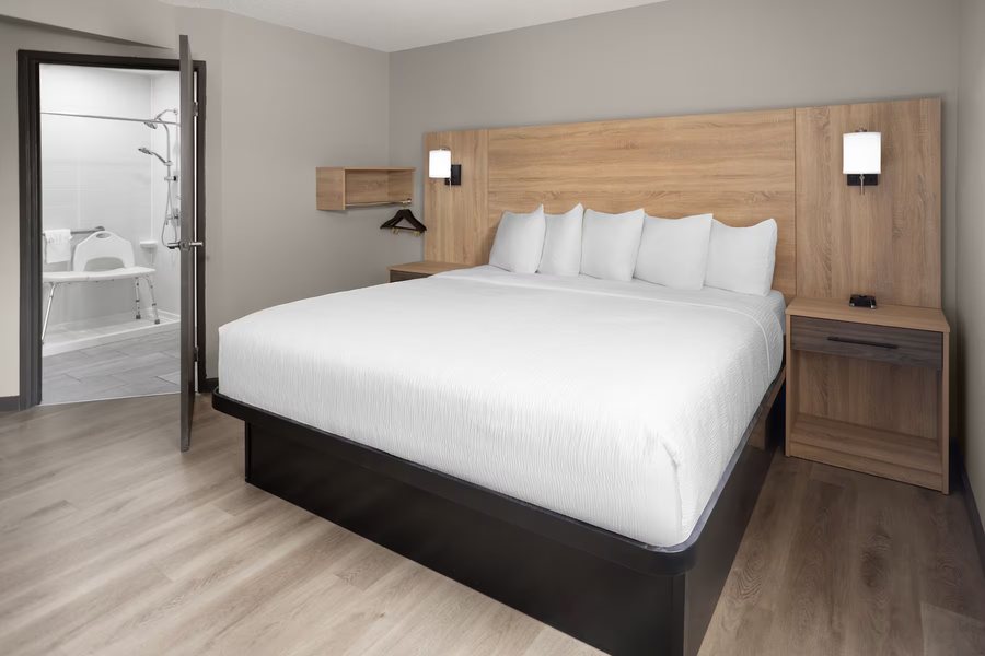 La Quinta Inn Suites by Wyndham Mansfield OH — Guest room