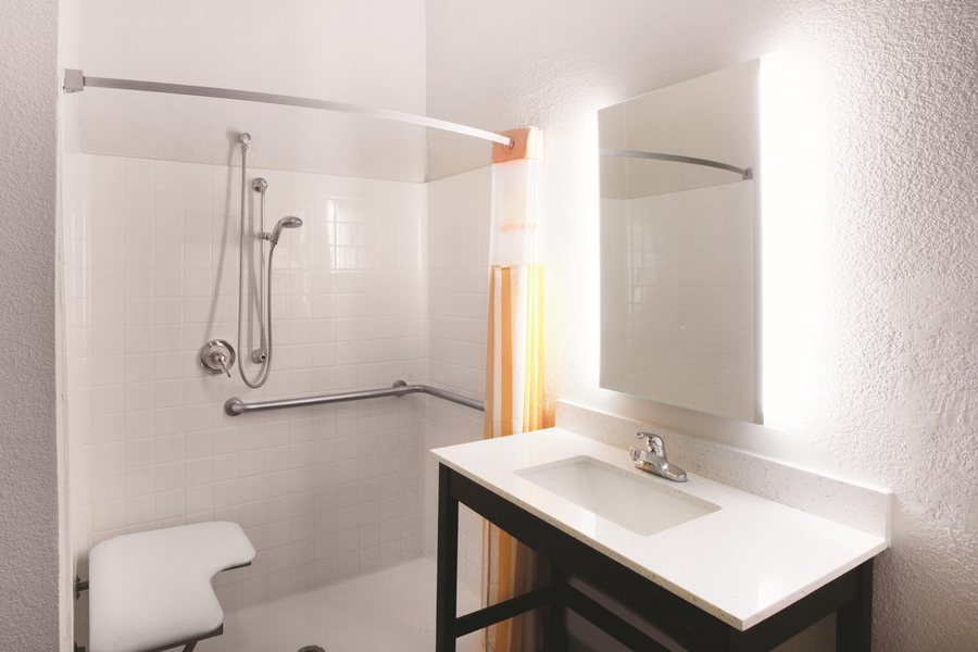 La Quinta Inn Suites by Wyndham Mansfield TX — Bathroom