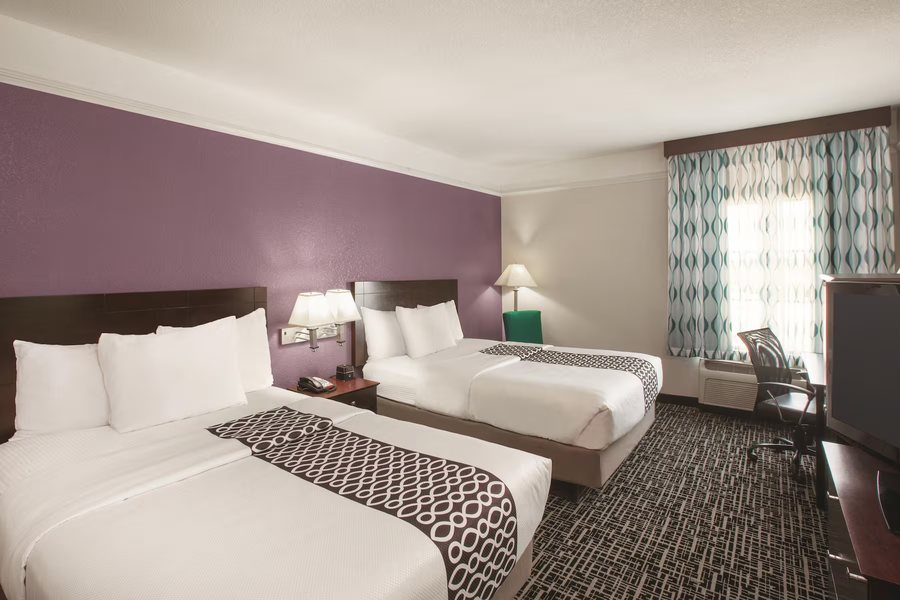 La Quinta Inn Suites by Wyndham Mansfield TX — Guest room