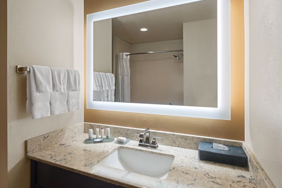 La Quinta Inn Suites by Wyndham Marble Falls — Bathroom