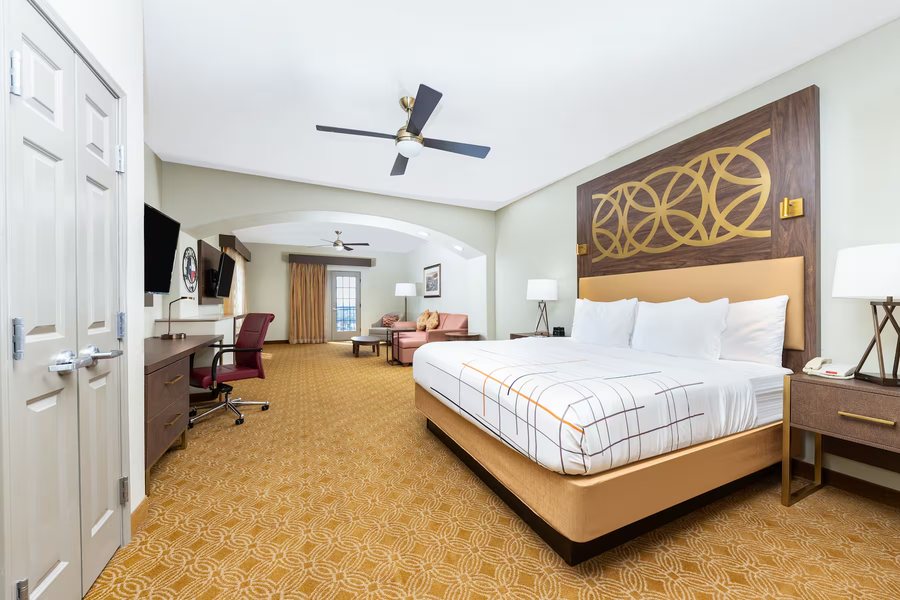 La Quinta Inn Suites by Wyndham Marble Falls — Guest room