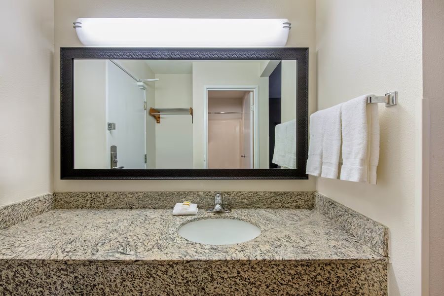 La Quinta Inn Suites by Wyndham Mechanicsburg Harrisburg — Bathroom