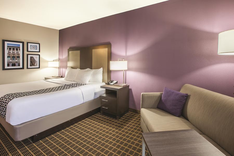 La Quinta Inn Suites by Wyndham Mechanicsburg Harrisburg — Guest room