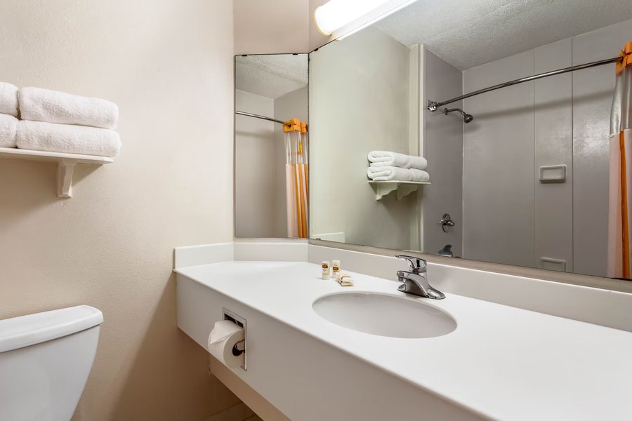 La Quinta Inn Suites by Wyndham Melbourne Viera — Bathroom