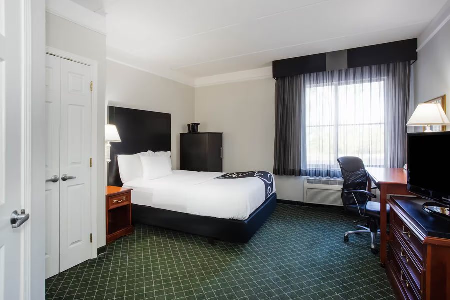 La Quinta Inn Suites by Wyndham Melbourne Viera — Guest room